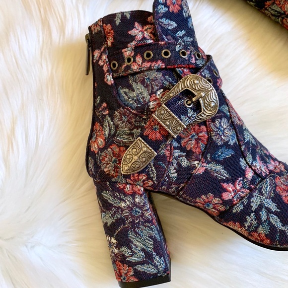 Badgley Mischka Morrisey Floral Pointed Toe Bootie - Picture 7 of 8